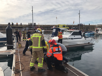 Simulacre d’incendi en una embarcació esportiva al port de Sant Feliu de Guíxols