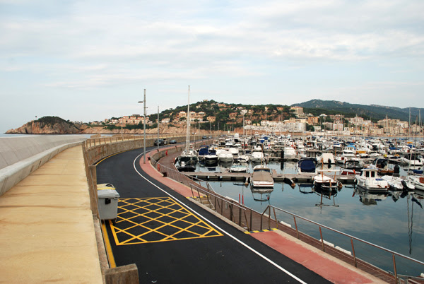 Ports pavimenta el vial paral·lel al dic de recer del port de Sant Feliu de Guíxols