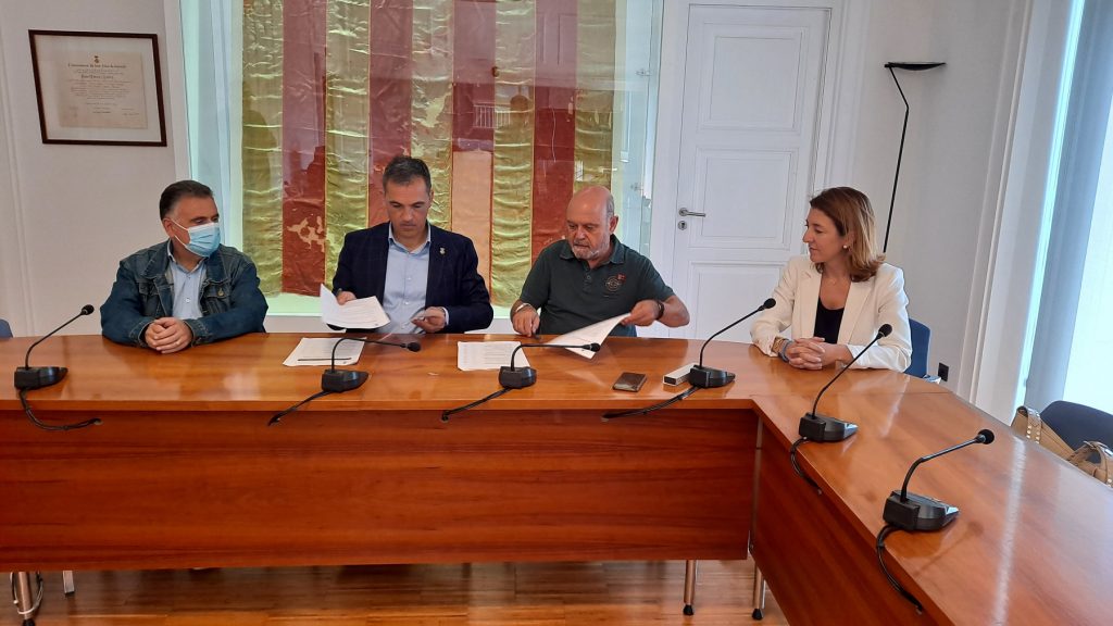 El Club Náutico Sant Feliu de Guíxols cede 60 años de documentación al Archivo Municipal